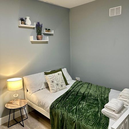 Cosy Ensuite Double Room, Near Heathrow Airport Northolt  Exterior photo